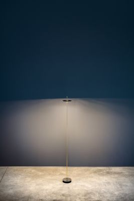 Giulietta Stehleuchte von Catellani & Smith in Messingoptik. Elegante Stehlampe für Wohnzimmer und Schlafzimmer.